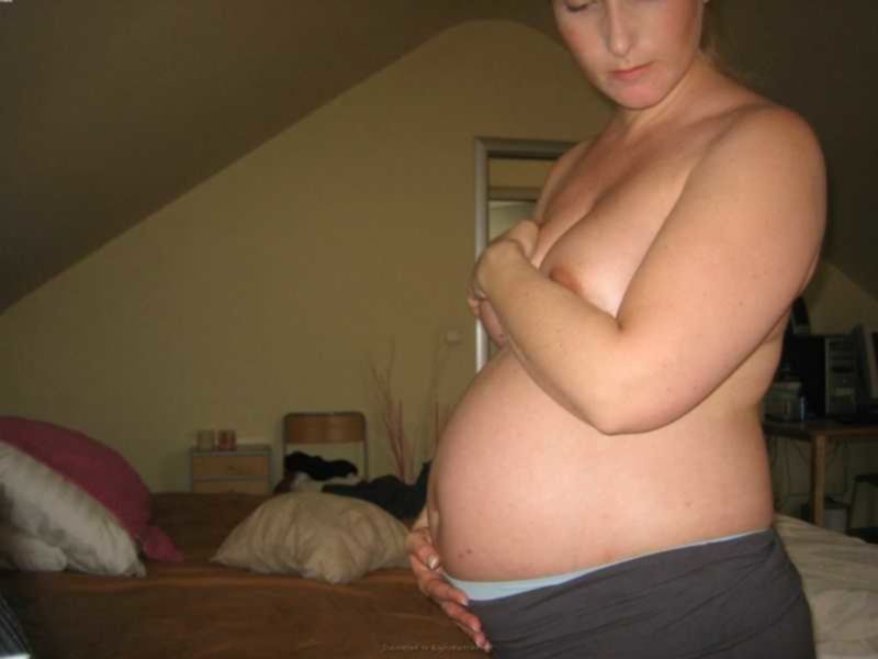 Беременная жена резво оголилась